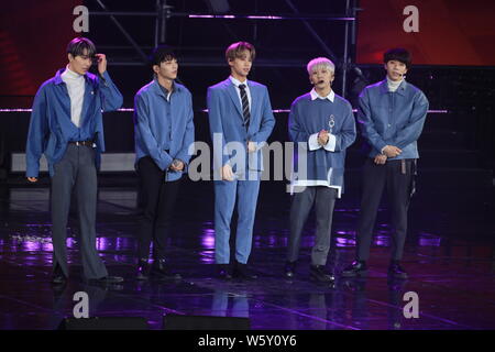 Les membres du groupe sud-coréen garçon Hotshot exécuter pendant les Héros MBN 2018 Concert à Séoul, Corée du Sud, le 23 novembre 2018. Banque D'Images