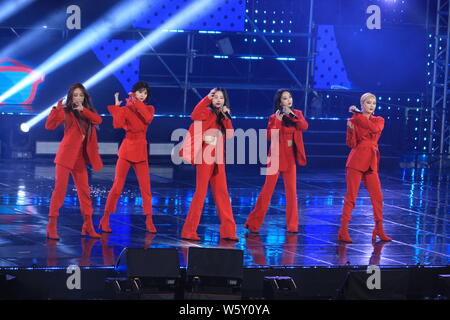 Les membres du groupe sud-coréen EXID effectuer au cours de l'Héros MBN 2018 Concert à Séoul, Corée du Sud, le 23 novembre 2018. Banque D'Images