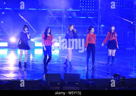 Les membres du groupe GFriend sud coréenne effectuer au cours de la 2018 MBN Hero Concert à Séoul, Corée du Sud, le 23 novembre 2018. Banque D'Images