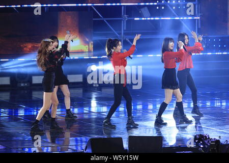 Les membres du groupe GFriend sud coréenne effectuer au cours de la 2018 MBN Hero Concert à Séoul, Corée du Sud, le 23 novembre 2018. Banque D'Images
