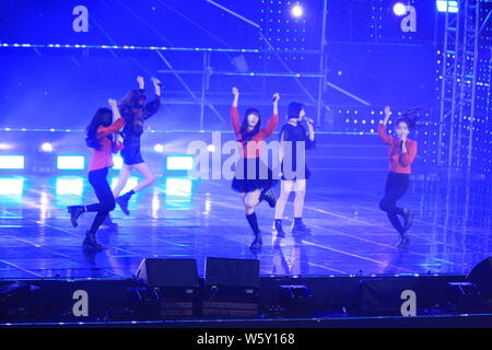 Les membres du groupe GFriend sud coréenne effectuer au cours de la 2018 MBN Hero Concert à Séoul, Corée du Sud, le 23 novembre 2018. Banque D'Images