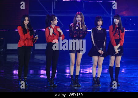 Les membres du groupe GFriend sud coréenne effectuer au cours de la 2018 MBN Hero Concert à Séoul, Corée du Sud, le 23 novembre 2018. Banque D'Images