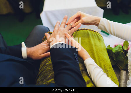 Rite de mariage musulman. Couple assis sur le plancher dans le moqsue. Mariage musulman des prières. Nikah. Banque D'Images