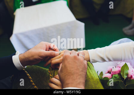 Rite de mariage musulman. Couple assis sur le plancher dans le moqsue. Mariage musulman des prières. Nikah. Banque D'Images