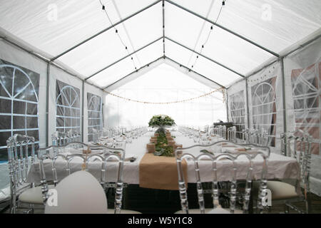 Décoration complète le tableau avec les éléments naturels et organiques sous un chapiteau blanc avec des lumières, rotin, vert et brun plus de détails et de fleurs dans le tableau cen Banque D'Images