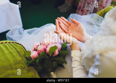 Rite de mariage musulman. Couple assis sur le plancher dans le moqsue. Mariage musulman des prières. Nikah. Banque D'Images