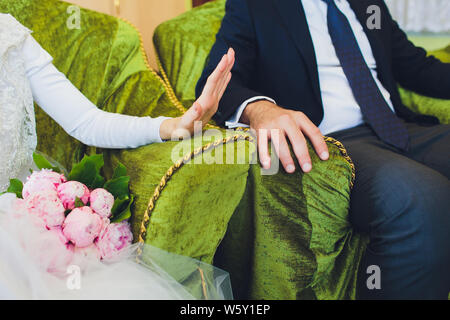 Rite de mariage musulman. Couple assis sur le plancher dans le moqsue. Mariage musulman des prières. Nikah. Banque D'Images