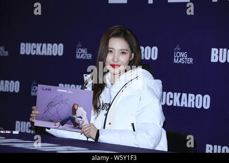 Le chanteur sud-coréen Lee Sun-mi, également connu sous le nom de Sunmi, assiste à une cérémonie de signature pour la marque de jeans Buckaroo à Séoul, Corée du Sud, le 11 novembre 2018. *** Loc Banque D'Images