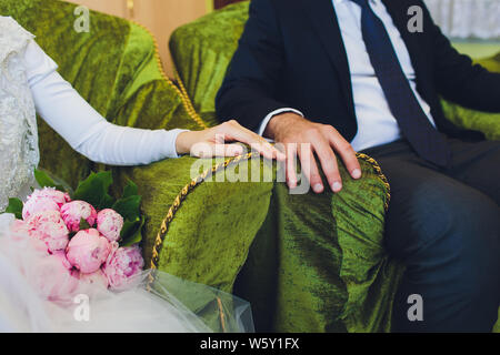 Rite de mariage musulman. Couple assis sur le plancher dans le moqsue. Mariage musulman des prières. Nikah. Banque D'Images