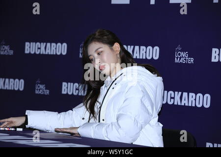 Le chanteur sud-coréen Lee Sun-mi, également connu sous le nom de Sunmi, assiste à une cérémonie de signature pour la marque de jeans Buckaroo à Séoul, Corée du Sud, le 11 novembre 2018. *** Loc Banque D'Images