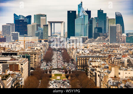 Paysage urbain de Paris vu du sommet de l'Arc de Triomphe de l'étoile Banque D'Images