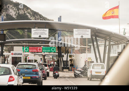 Gibraltar, Royaume-Uni. Le passage de la frontière de la territoire britannique d'outre-mer de Gibraltar depuis le côté Espagnol Banque D'Images