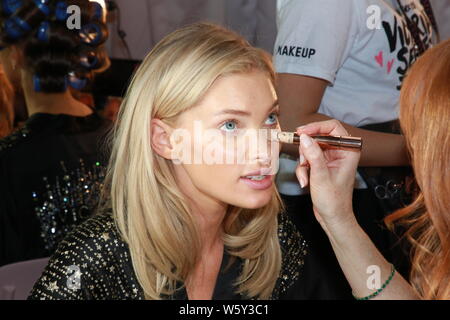 Victoria's Secret Angel et modèle suédois Elsa Hosk backstage est représenté au cours de la session de maquillage et cheveux 2018 Victoria's Secret Fashion Show de Banque D'Images