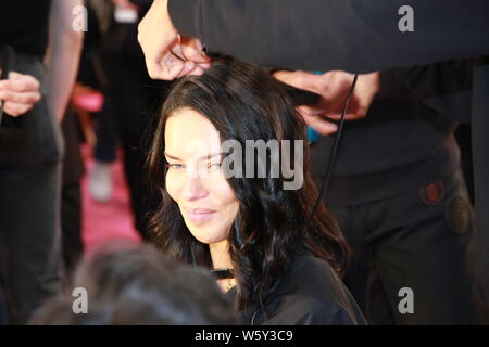 Victoria's Secret Angel et le modèle brésilien Adriana Lima est représenté au cours de l'arrière-scène et le maquillage cheveux session de 2018 Victoria's Secret Fashion Sh Banque D'Images