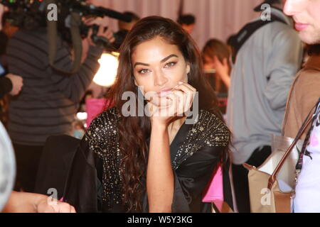 Victoria's Secret Angel et australienne modèle Shanina Shaik est représenté au cours de l'arrière-scène et le maquillage cheveux session de 2018 Victoria's Secret Fashion Banque D'Images