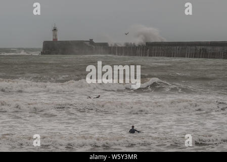 Newlaven, East Sussex, Royaume-Uni. 30 juillet 2019. Des vents forts du sud ont fait monter les vagues le long de la côte sud. Banque D'Images