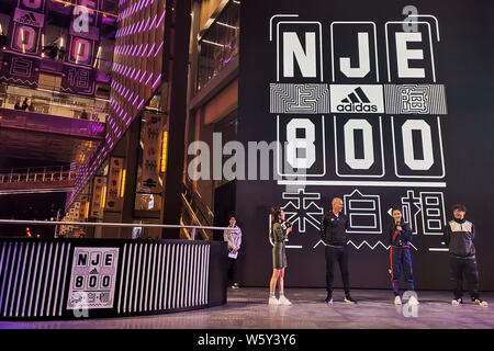 Entraîneur de football français et ancien joueur Zinedine Zidane, deuxième à gauche, et l'actrice de Hong Kong, deuxième à droite, Angelababy assister à un événement promotionnel pour un Banque D'Images