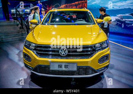 --FILE--une voiture Volkswagen T-Roc est affiché durant le 16ème Chine (Guangzhou) Exposition internationale de l'automobile, également connu sous le nom de Auto Guangzhou 2018, Banque D'Images