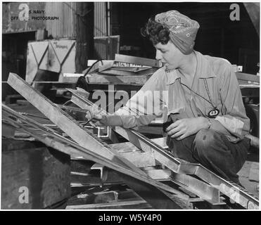 Sue Protruck, un travailleur en shipfitters femmes shop , US Navy Yard, Mare Island, CA. Banque D'Images