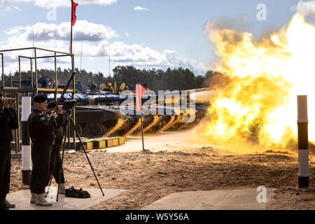 La région de Moscou, Russie. Juillet 30th, 2019 L'équipe d'Azerbaïdjan près de chars T-72 effectue des prises de vue de la formation avant le début de la compétition internationale de biathlon de cuve-2019' à la 'gamme' Alabino militaire, dans la région de Moscou, Russie Banque D'Images