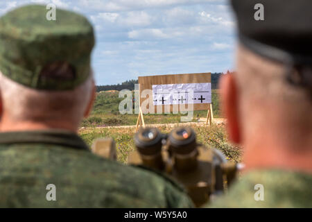 La région de Moscou, Russie. Juillet 30th, 2019 agents biélorusses regardant un tournage d'un réservoir au cours de la formation de la compétition internationale de biathlon de cuve-2019' à la 'gamme' Alabino militaire, dans la région de Moscou, Russie Banque D'Images