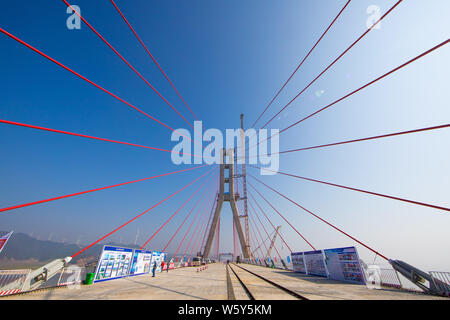 Une vue sur le site de construction du pont du lac Poyang n° 2, qui sera le plus long pont à haubans après l'achèvement, à Jiujiang c Banque D'Images