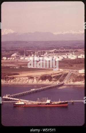 Le déchargement des navires-citernes à l'Atlantic Richfield OIL TANK FARM À CHERRY POINT SUR PUGET SOUND Banque D'Images