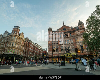 Palace Theatre Montrant Harry Potter Et L'Enfant Maudit, Shaftesbury Avenue, Londres. Banque D'Images