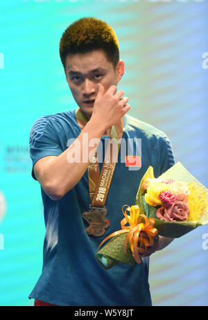 Zhou Zeqi de Chine assiste à la cérémonie de remise des prix après le dernier match de simple messieurs contre Lee Hyun-il de Corée du Sud au cours de la tournée mondiale de la FMB HSBC Banque D'Images