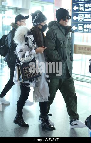 L'actrice américaine Celina Jade, à gauche, et son petit ami, chanteur et acteur Han Geng arrivent à l'Aéroport International de Pékin à Beijing Banque D'Images