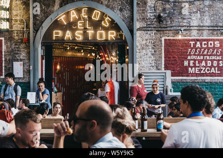 Londres, Royaume-Uni - 23 juillet 2019 : tables d'El Pastor Tacos restaurant à Borough Market, un des plus grands et les plus anciens de l'alimentation m Banque D'Images