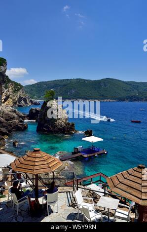 La Grotta Bar de plage de Paleokastritsa, Corfou, Grèce, Banque D'Images