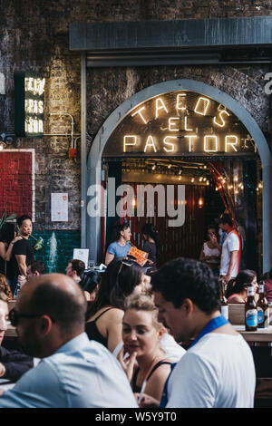 Londres, Royaume-Uni - 23 juillet 2019 : tables d'El Pastor Tacos restaurant à Borough Market, un des plus grands et les plus anciens de l'alimentation m Banque D'Images