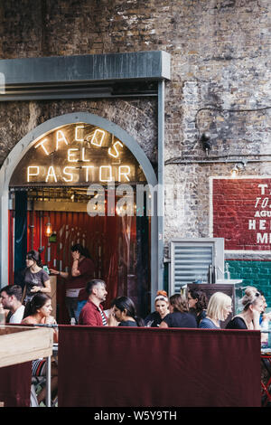 Londres, Royaume-Uni - 23 juillet 2019 : tables d'El Pastor Tacos restaurant à Borough Market, un des plus grands et les plus anciens de l'alimentation m Banque D'Images