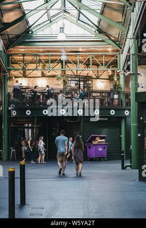 Londres, Royaume-Uni - 23 juillet 2019 : l'intérieur de Borough Market, un des plus grands et les plus anciens marchés alimentaires de Londres. Banque D'Images