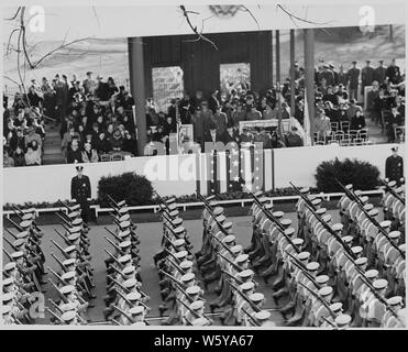 Les cadets de West Point passer par le président Truman et le Vice-président Alben Barkley pendant le défilé inaugural. Banque D'Images