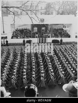 Les cadets de West Point passer par le stand de révision lors de l'inauguration par le président Truman parade. Le président Truman et le Vice-président Alben Barkley les regarder à partir de la tribune. Banque D'Images