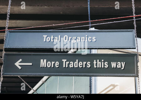 Londres, Royaume-Uni - 23 juillet 2019 : des panneaux à l'intérieur de Borough Market, un des plus grands et les plus anciens marchés alimentaires de Londres. Banque D'Images