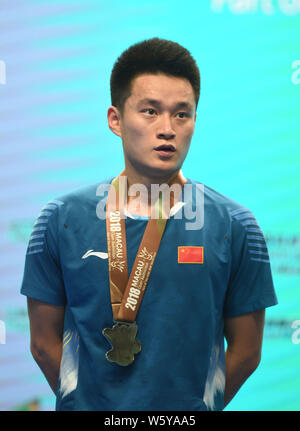 Zhou Zeqi de Chine assiste à la cérémonie de remise des prix après le dernier match de simple messieurs contre Lee Hyun-il de Corée du Sud au cours de la tournée mondiale de la FMB HSBC Banque D'Images