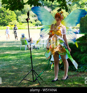 Hanovre, Allemagne, le 30 juin., 2019 : Yong femme cosplayeuse pose au cours de l'allemand-japonais festival en parc public, d'un personnage de manga avec papillon bleu Banque D'Images