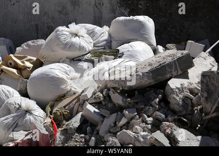 Pierre photographiée près de déchets industriels un chantier situé à Helsinki, en Finlande. Sur cette photo vous pouvez voir des morceaux de bâtiments démolis. Banque D'Images
