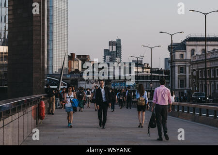 Londres, Royaume-Uni - 23 juillet 2019 : les gens marcher sur le pont de Londres pendant l'heure bleue, selective focus, ville sur l'arrière-plan. Londres est l'une des plus visiter Banque D'Images