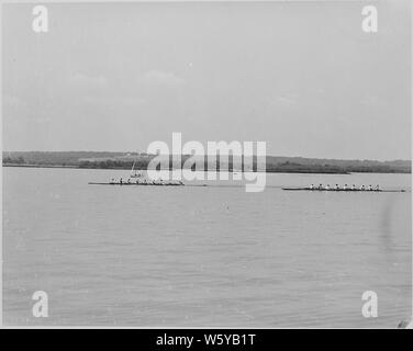 C'est une photo prise lors d'une croisière que le président Truman a pris sur le yacht présidentiel Williamsburg, évidemment sur le fleuve Potomac. Cette photo montre une course entre deux équipes d'aviron. Banque D'Images