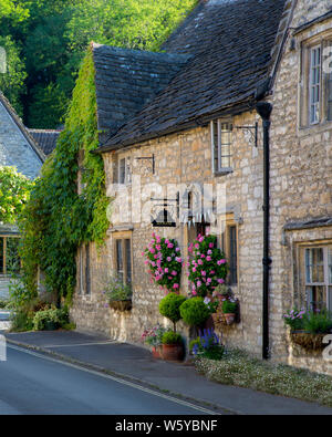 Tôt le matin dans la région de Castle Combe, les Cotswolds, Wiltshire, Angleterre Banque D'Images