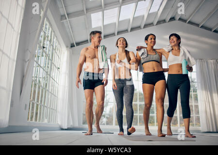 Groupe d'amis riant et souriant après une séance d'exercices. Banque D'Images