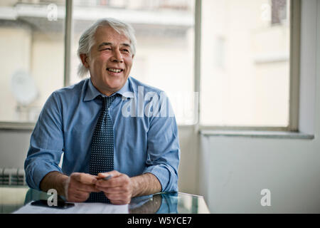 Smiling mature woman dans une salle du conseil d'entreprise. Banque D'Images