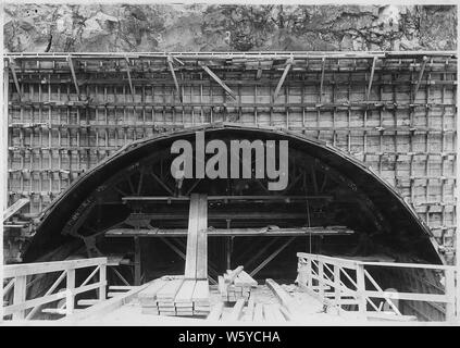 Haut-arch en position sous forme de portail galerie de dérivation n° 2. Formes de structure de grilles sont vus. pilier ; Portée et contenu : la photographie de deux volumes d'une série d'albums de photos documentant la construction de barrage Hoover, Boulder City, Nevada. Banque D'Images