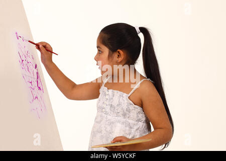 Girl painting on easel Banque D'Images