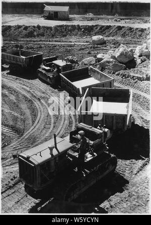 Former des buggies de vidage en attente d'être rempli d'excavation fondation. ; Portée et contenu : la photographie de deux volumes d'une série d'albums de photos documentant la construction du barrage de Grand Coulee et travaux connexes sur le bassin du Columbia Projet. Banque D'Images