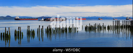 Les transporteurs de vrac sur Columbia River, Astoria, Oregon, USA Banque D'Images